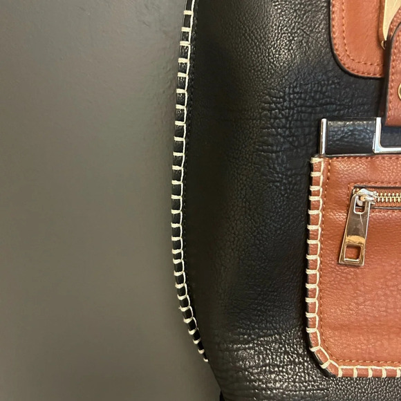 Clarks  vegan leather purse with removable clutch on the front EUC - Picture 8 of 13